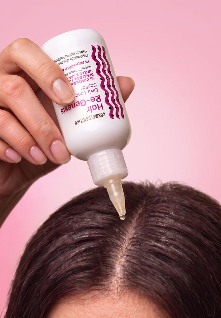 Aplicación del tónico capilar anticaída Hair Re-Genesis sobre el cuero cabelludo